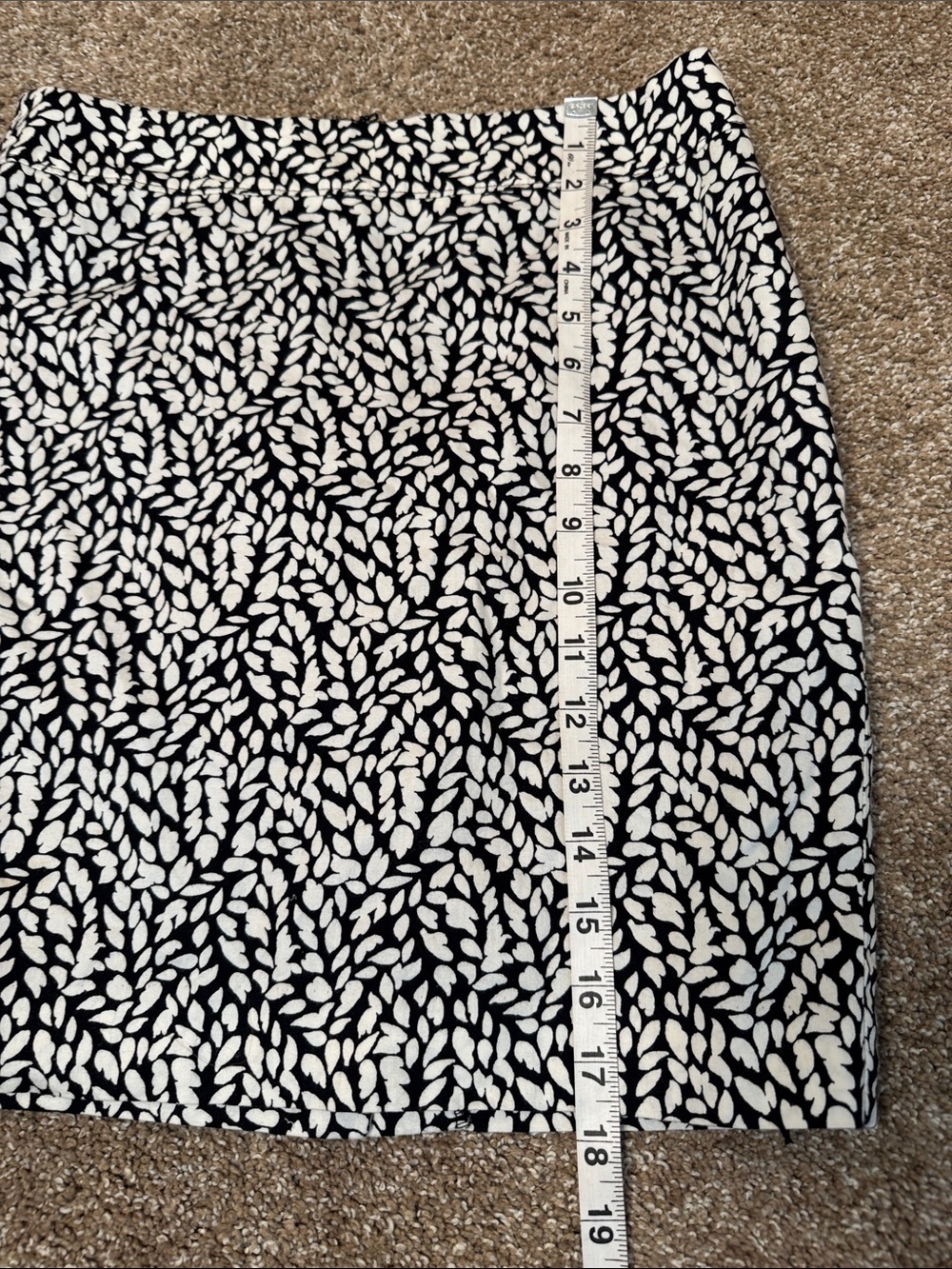 LOFT Black and White Leaf-Print Pencil Skirt SZ 2P back zip up stretch career - Picture 3 of 8